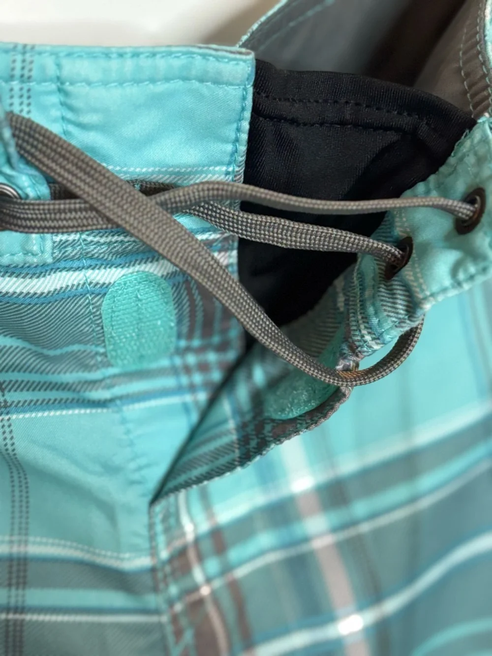 EUC O'Neill Men’s Teal Plaid Boardshorts With Velcro and tie closure size 32